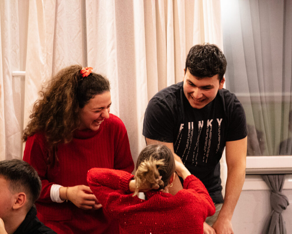 (1) Για όμιλο νέων (1) Για όμιλο νέων